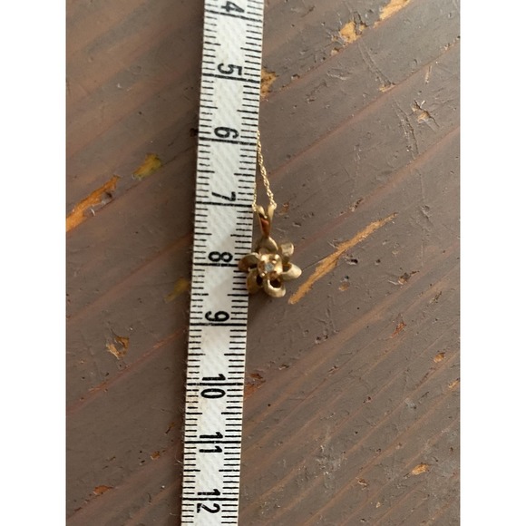 Vintage estate dainty 10k solid gold flower charm pendant with natural diamonds - Picture 3 of 3
